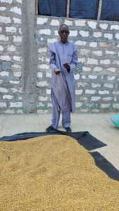 Gaoussou GUEYE regarde les aliments de poissons produits localement