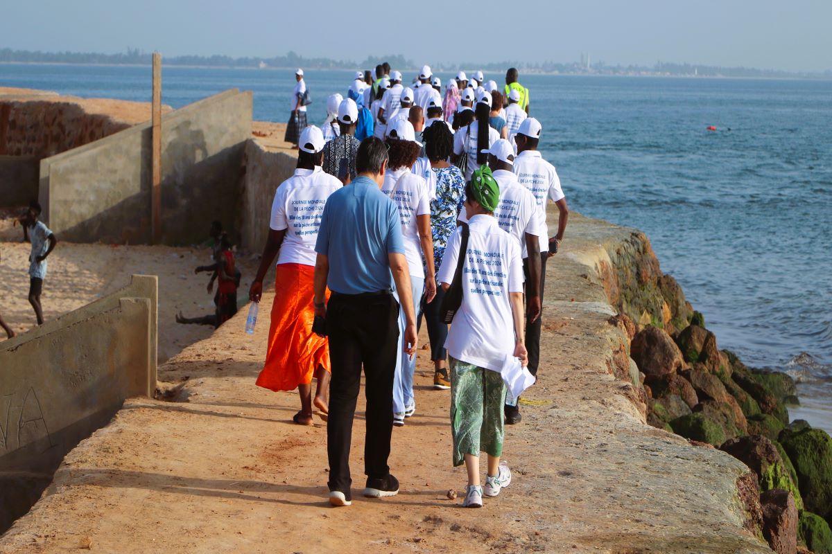 Les participants marchant sur une digue à Djifer