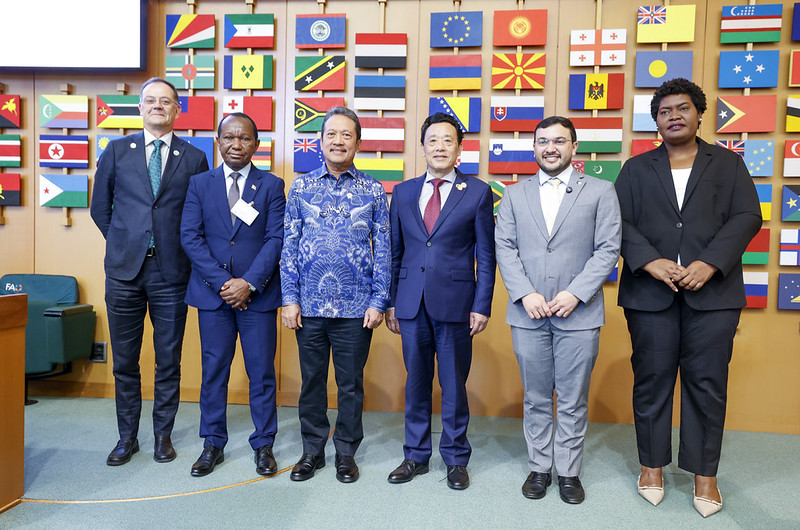 06 September 2026, Rome, Italy - (L-R) Manuel Barange, FAO Assistant Director-General, Fisheries and Aquaculture Division (NFI), Jean Maharavo, Minister of Fisheries and the Blue Economy, Madagascar, Sakti Wahyu Trenggono, Minister of Maritime Affairs and Fisheries of Indonesia, FAO Director-General QU Dongyu, Rivetla Edipo Araujo Cruz, Minister of Fisheries and Aquaculture, Brazil, Eveline Nair Monteiro Ramos, Minister of Agriculture, Rural Development and Fisheries of Cabo Verde. Small-Scale Fisheries Summit (SSF Summit 2026) - High-Level Ministerial Session, FAO Headquarters (Green Room). Photo credit must be given: ©FAO/Giulio Napolitano. Editorial use only. Copyright ©FAO.