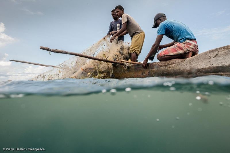 Des pécheurs malgaches lancent un filet sur l’île de Nosy Be. © PIERRE BAELEN-GREENPEACE